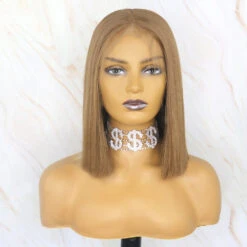 PERRUQUE COURTE SYNTHÉTIQUE FIBRE FUTURA MARRON CLAIR AVANT DENTELLE SUISSE 13X6