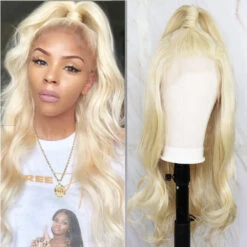 PERRUQUE SYNTHÉTIQUE FIBRE FUTURA BODY WEAVE BLONDE AVANT DENTELLE SUISSE 13x6